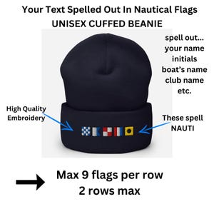 Op de afbeelding: Een donkerblauwe unisex gebreide muts met een rij nautische vlaggen geborduurd op de boord. De vlaggen spellen "NAUTI". De muts kan worden gepersonaliseerd met maximaal 9 vlaggen per rij en 2 rijen maximaal. De tekst "Max 9 flags per row 2 rows max" is onder de muts afgedrukt.