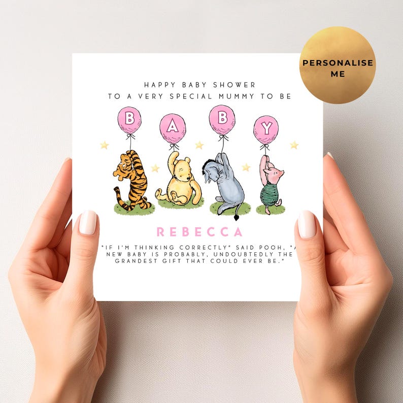 K&ouml;nnte beinhalten: Babyparty-Karte mit Winnie-the-Pooh-Figuren, die Buchstabenballons mit der Aufschrift "BABY" halten. Die Karte enth&auml;lt den Text "Happy Baby Shower" und "To a Very Special Mummy to Be". Der Name "Rebecca" ist ebenfalls aufgedruckt.