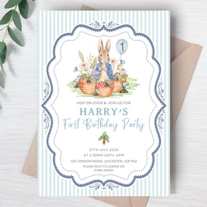 Può includere: Biglietto d'invito di compleanno a righe blu e bianche con bordo decorativo. Presenta un'illustrazione di coniglio, cesti di frutta e il testo "HARRY'S First Birthday Party". Include data, ora e luogo.