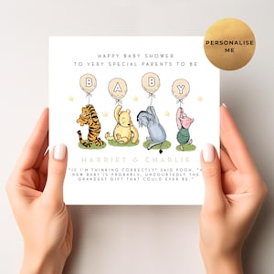 K&ouml;nnte beinhalten: Babyparty-Karte mit Winnie-the-Pooh-Figuren, die Luftballons mit der Aufschrift "BABY" halten. Die Karte lautet "Happy Baby Shower" und "Harriet & Charlie". Ein goldener Kreis sagt "Personalise Me".