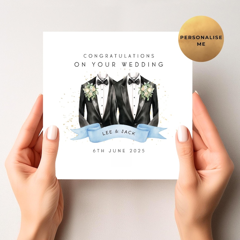 Puede incluir: Una tarjeta de boda con el texto "Felicidades en tu boda". La tarjeta presenta ilustraciones de dos chaquetas de esmoquin con pajaritas y detalles florales. Una cinta azul claro muestra los nombres "Lee & Jack" y la fecha "6 de junio de 2025".