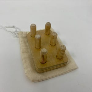 Célula de práctica de Braille de madera, herramienta compacta de aprendizaje de Braille para niños o adultos ciegos, clavijas de madera para hacer cualquier letra, cabe en la palma de la mano