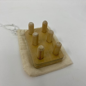 Celda de práctica de braille de madera, herramienta compacta de aprendizaje de braille para niños o adultos ciegos, las clavijas de madera forman cualquier letra, cabe en la palma de la mano