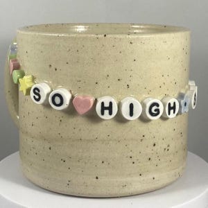 So High School / Département des poètes torturés - Mug en céramique fait main avec bracelet de l'amitié Taylor Swift