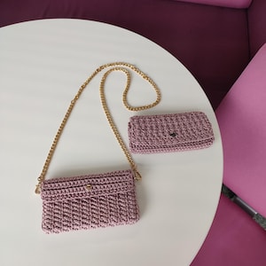 Torebka kopertówka szydełkowa, wieczorowa mini torebka, mała torebka typu crossbody, różowa róża, malwa, szydełkowana miniaturowa torebka w kolorze szampana, kopertówka z łańcuszkiem, różowa torebka