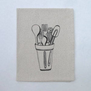 Pu&ograve; includere: Un'illustrazione in bianco e nero di utensili da cucina, tra cui un cucchiaio di legno, una forchetta, una frusta e una spatola, tutti all'interno di una pentola in bianco e nero.
