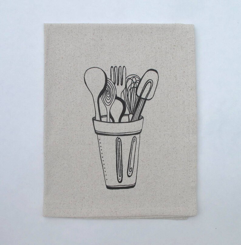 Pu&ograve; includere: Un'illustrazione in bianco e nero di utensili da cucina, tra cui un cucchiaio di legno, una forchetta, una frusta e una spatola, tutti all'interno di una pentola in bianco e nero.