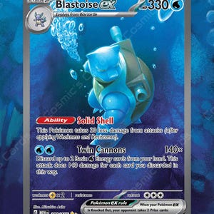 Könnte beinhalten: Blastoise EX Pokémon-Karte, ein blaues Wasser-Pokémon mit großen Kanonen auf dem Rücken. Die Karte ist aus der XY-Serie und hat 330 KP. Die Karte hat eine Fähigkeit namens Solide Schale und eine Attacke namens Doppelkanonen.