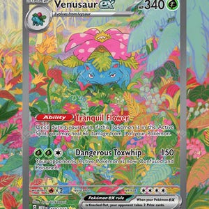 Könnte beinhalten: Eine Pokémon-Sammelkarte mit Venusaurex, einem grün-blauen Pokémon mit einer rosa Blume auf dem Kopf. Die Karte hat einen grünen Hintergrund mit einem weißen Rand. Der Text auf der Karte lautet "Tranquil Flower" und "Dangerous Toxwhip".
