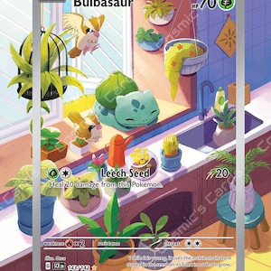 Könnte beinhalten: Eine Pokémon-Sammelkarte mit Bulbasaur, einem Pokémon vom Typ Pflanze. Die Karte ist vor einem Küchenhintergrund mit Pflanzen und einer Spüle platziert. Der Text der Karte lautet "BASIC Bulbasaur HP 70" und "Leech Seed Heal 20 damage from this Pokemon. 20". Die Kartennummer ist 143/142.