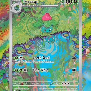 Könnte beinhalten: Eine grüne und blaue Pokémon-Sammelkarte mit Ivysaur, einem Pokémon der Stufe 1, das sich aus Bulbasaur entwickelt. Die Karte hat einen grünen Hintergrund mit einem blauen Teich und einer grünen Pflanze in der Mitte. Die Karte hat einen grün-weißen Rand und den Text "Ivysaur" in großen weißen Buchstaben. Die Karte hat auch den Text "Leech Seed" und "Vine Whip" in schwarzen Buchstaben. Die Karte hat ein grünes Blattsymbol in der oberen rechten Ecke und den Text "HP 100" in weißen Buchstaben.
