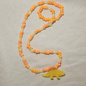 collar kandi de dinosaurio naranja