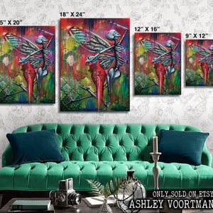 Puede incluir: Una pintura abstracta colorida de un esqueleto con alas, montando un pájaro rojo. La pintura está disponible en cinco tamaños diferentes: 9x12 pulgadas, 12x16 pulgadas, 15x20 pulgadas, 18x24 pulgadas y 24x36 pulgadas.