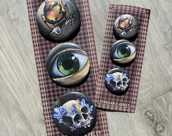 3 griezelige kunstspelden / theespinnen, oog, kristallen schedel
