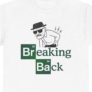 Może przedstawiać: Biała koszulka z kreskówkową ilustracją mężczyzny w kapeluszu i okularach przeciwsłonecznych, z napisem "Breaking Back" w kolorze zielonym i białym. Projekt zawiera pudełko elementów w stylu tablicy okresowej.