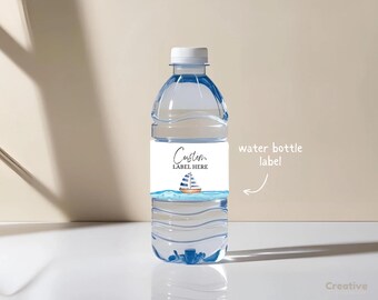 Könnte beinhalten: Eine durchsichtige Plastikwasserflasche mit einem Etikett mit einem blauen und weißen Segelboot-Design, auf dem "Custom Label Here" steht.