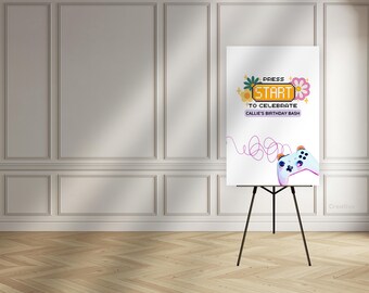 Può includere: Un cartello bianco con un design floreale rosa e giallo e un'immagine di un controller di gioco. Il cartello dice "Premi Start per festeggiare il compleanno di Callie".