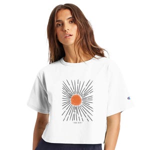 Chemise design soleil, t-shirt graphique soleil minimaliste, t-shirt imprimé soleil bohème, design tendance soleil, chemise d&#39;été décontractée pour femme