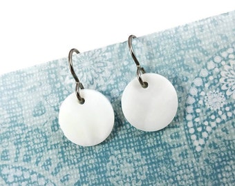 White round dangle earrings - Titanium and natural shell