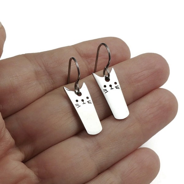 Petite boucles d'oreille chat amusant - Titane et inox