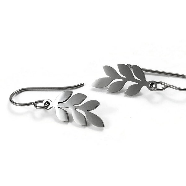 Boucle branche et feuilles argent, Titanium, Pendentif minimaliste en acier inoxydable