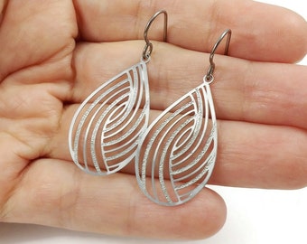 Silver teardrop dangle niobium earrings - Hypoallergenic filigree oval earrings