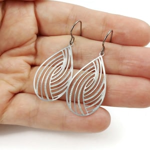 Silver teardrop dangle niobium earrings - Hypoallergenic filigree oval earrings