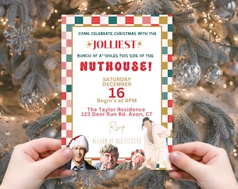 Op de afbeelding: Een kerstuitnodigingskaart met een feestelijk ontwerp. De kaart bevat de tekst "COME CELEBRATE CHRISTMAS WITH THE JOLLIEST BUNCH OF A**HOLES THIS SIDE OF THE NUTHOUSE!" en evenementdetails. De kaart wordt voor een kerstboom gehouden.