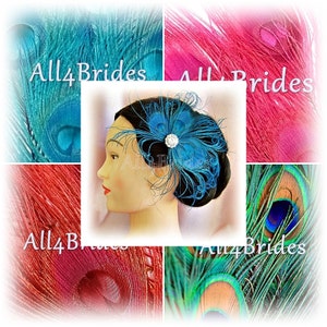 Op de afbeelding: Een turquoise haar kam met pauwenveren met een strass accent. De kam wordt getoond op een mannequin hoofd met een donkerbruin pruik. De achtergrond is een collage van pauwenveren in verschillende kleuren, waaronder turquoise, roze en groen.