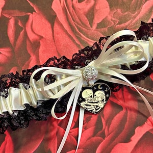 Gothic Skull Wedding Bridal Leg Garter, black and white lace garter, skull couple heart charm