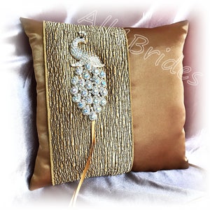 Peacock wedding gold ring pillow, peacock brooch ring bearer pillow. Bild 3