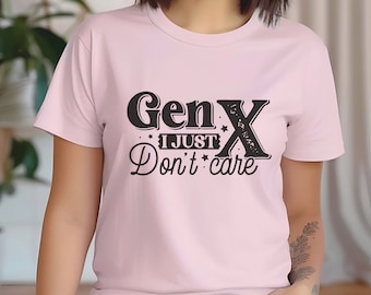 Pode incluir: Camiseta rosa com um gráfico preto que diz "Gen X I Just Don't Care" em uma fonte de estilo vintage.