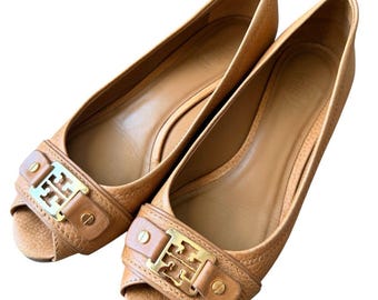 Tory Burch Tan Pebbled Leather Peep Toe Wedge Pumps - Size 8M  Classic Tory
