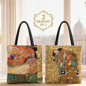 Puede incluir: Dos bolsos tote con asas negras, con obras de arte de Gustav Klimt. Uno muestra una escena floral colorida, el otro un diseño dorado con figuras. El texto "2 Designs in 1" es visible.