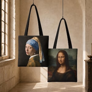 Puede incluir: Dos bolsos tote rectangulares con correas negras para el hombro. El bolso de la izquierda presenta una reproducción de La joven de la perla, mientras que el de la derecha muestra una reproducción de la Mona Lisa, impresas en el frente.