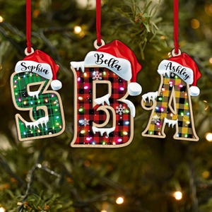 2-lagers träalfabetsprydnad med namn, rutigt monogram julgransdekoration, jultomtehatt anpassad julminnessak