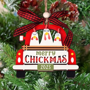 Adornos navideños de pollo 2025 - Adorno de pollo de madera de 2 capas - Adorno divertido de Merry Chickmas - Adornos de animales de granja para amantes de los pollos