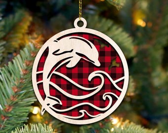 Adorno navideño para árbol de Navidad, regalo para amantes de los delfines y la playa. Recuerdo navideño con diseño de delfín y búfalo a cuadros. Adorno de madera de dos capas.