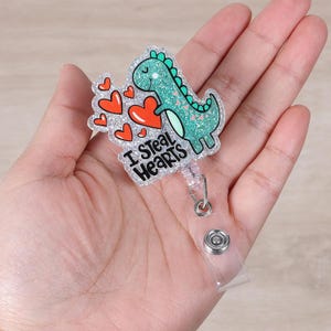 I Steal Hearts rolig dinosauriebricka, söt utdragbar ID-korthållare, namnklämma för barn, gynekolog, läkare och lärare