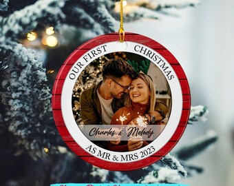 Recuerdo personalizado de la primera Navidad, adorno para el Sr. y la Sra. - Regalo de bodas, nuestro primer adorno navideño para el Sr. y la Sra. - Idea para inauguración de la casa