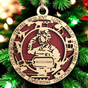 Personalisierte weibliche Marine Weihnachtsverzierung - Handgefertigtes Holz Laser geschnitten Militärgeschenk für Frauen Soldaten - Patriotisches USMC Feiertagsdekor