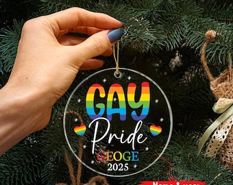 Adorno personalizado del Orgullo Gay • Nombre y año personalizados • Decoración navideña LGBT arcoíris • Regalo de identidad LGBTQ+ • Adorno colgante para árbol del Orgullo