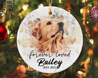 Puede incluir: Adorno navideño redondo de cerámica blanca con un retrato de acuarela de un golden retriever. El adorno tiene el texto "forever loved Bailey 2013-2023" en escritura negra. Una cuerda dorada está unida para colgar.