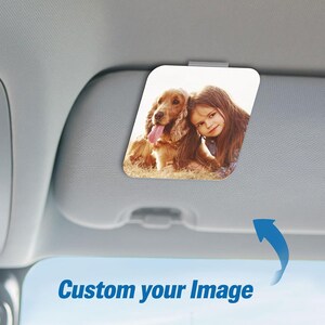 Peut inclure: Un pare-soleil de voiture rectangulaire avec une photo d'une fille et d'un chien. Le chien a des poils bruns et une langue rose. La fille a de longs cheveux bruns. Le texte "Custom your Image" est en bas.