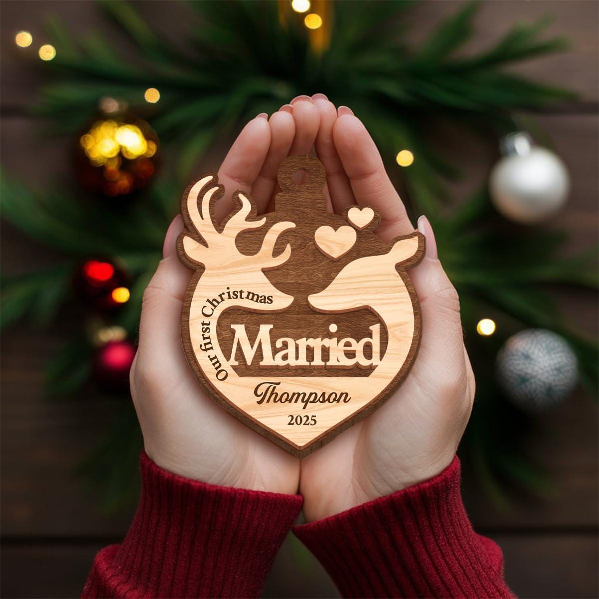 カップル向けパーソナライズオーナメント - 結婚初クリスマス、2層木製