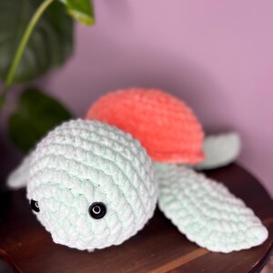 tartaruga di peluche all'uncinetto