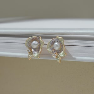 Pearl Earrings,Dainty Flower Hoop Earrings,Daisy Pearl Earrings,Pearl Bracelet,Bridal Earrings,Wedding Earrings,Pearl Jewelry Set