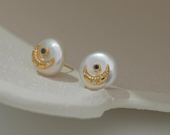 Natural pearl earrings in brass with sparkling zircon, with moon on the disc, durable plating