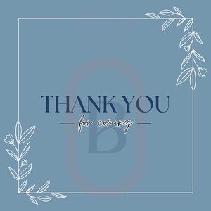 Pu&ograve; includere: Un cartello quadrato con sfondo blu polvere caratterizzato da un bordo a linee bianche con accenti floreali negli angoli. Il testo THANK YOU &egrave; stampato in blu scuro, con le parole for coming in un carattere corsivo bianco centrato.