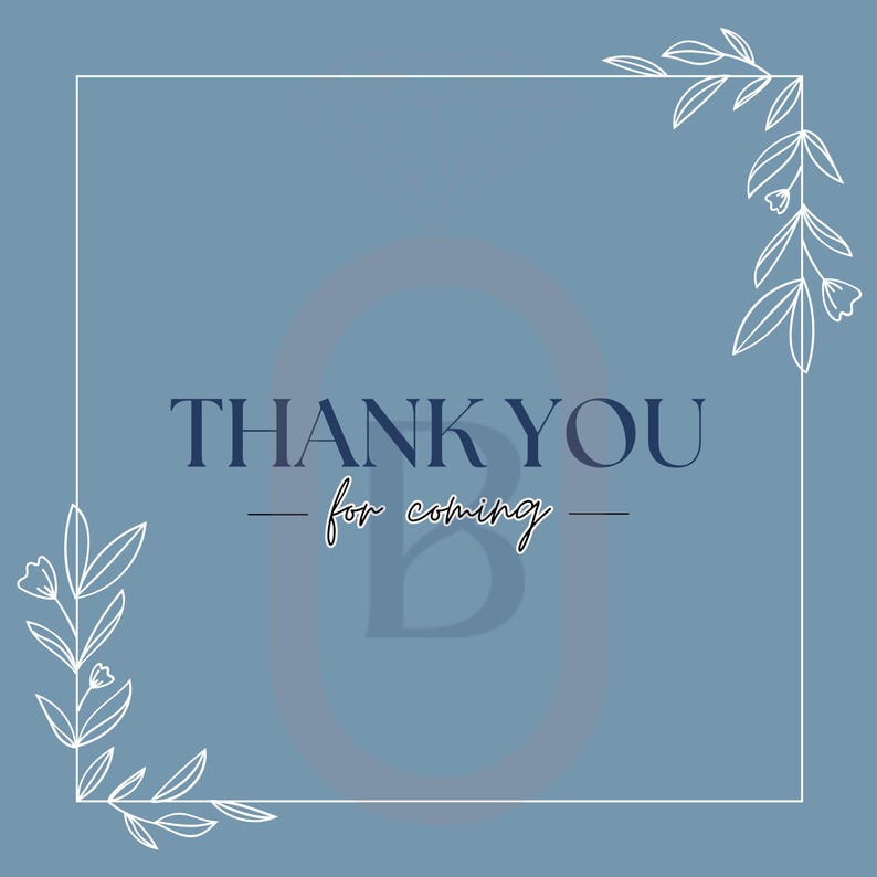 Pu&ograve; includere: Un cartello quadrato con sfondo blu polvere caratterizzato da un bordo a linee bianche con accenti floreali negli angoli. Il testo THANK YOU &egrave; stampato in blu scuro, con le parole for coming in un carattere corsivo bianco centrato.